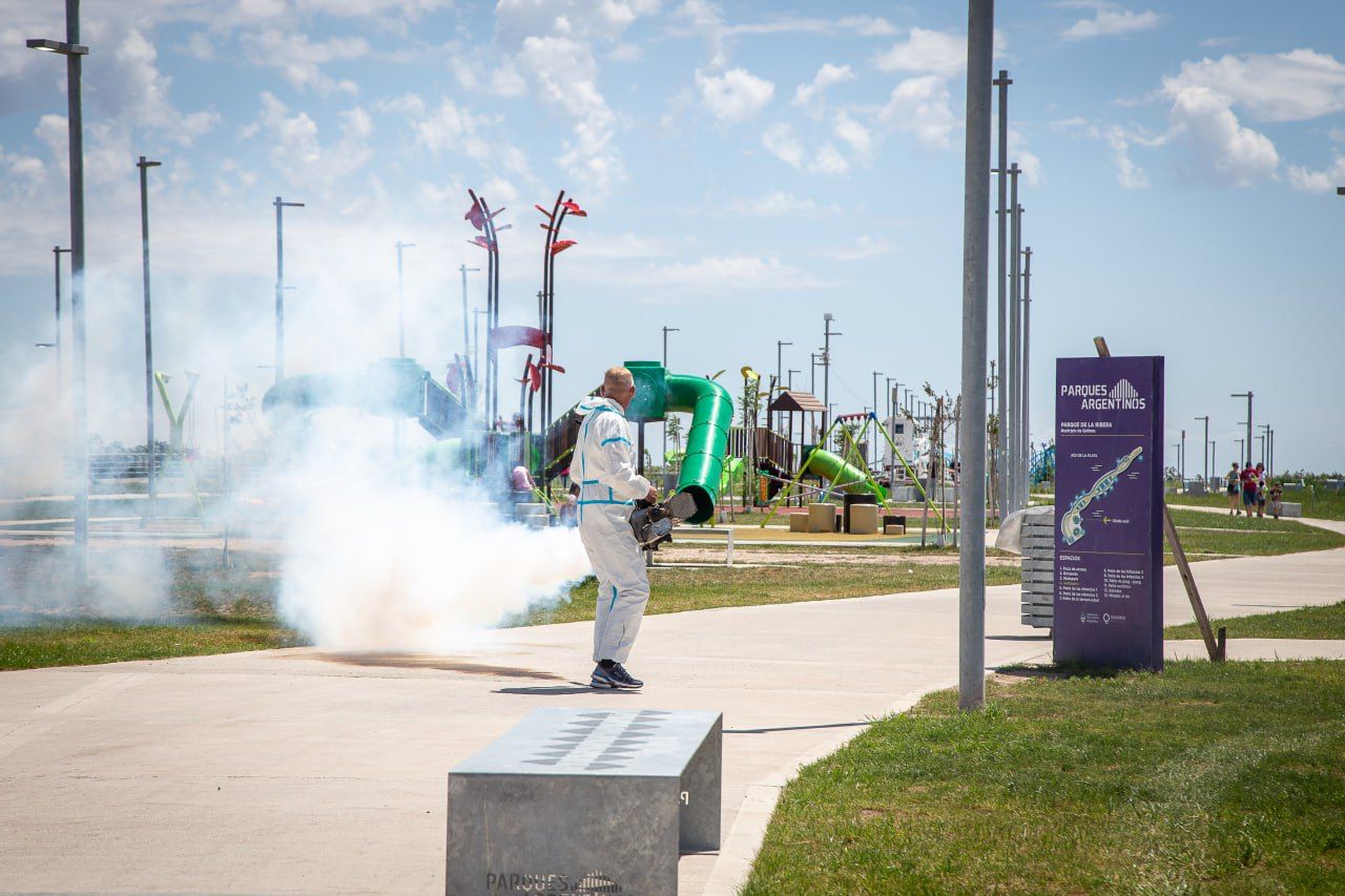 OPERATIVO DE FUMIGACIÓN EN EL PARQUE DE LA RIBERA