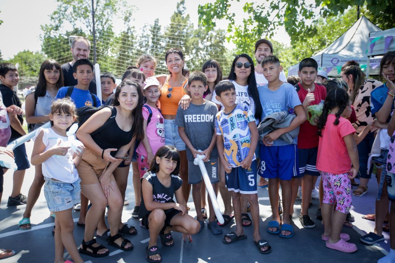 MAYRA VISITÓ LA COLONIA DE VERANO MUNICIPAL EN EL POLIDEPORTIVO GORNO