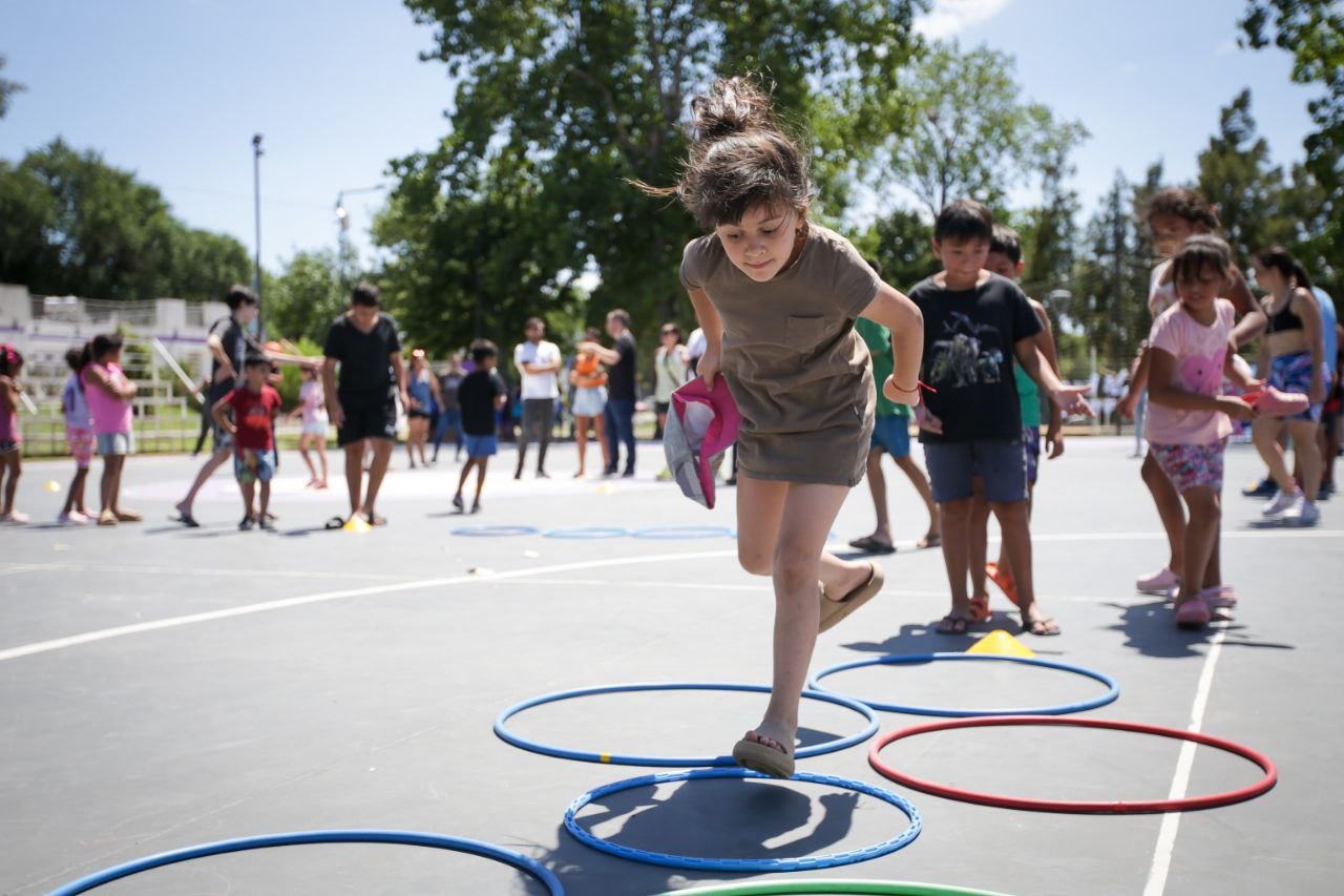 MAYRA VISITÓ LA COLONIA DE VERANO MUNICIPAL EN EL POLIDEPORTIVO GORNO