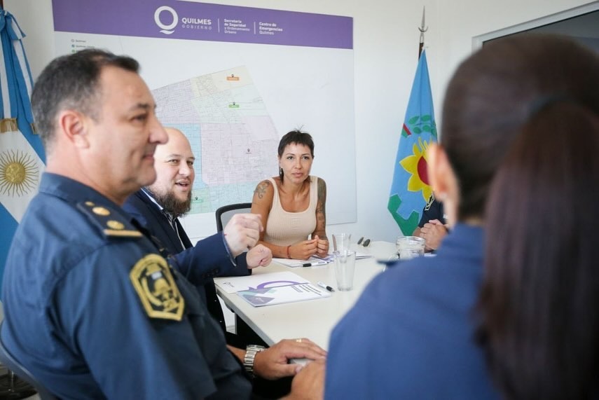 MAYRA CON LAS NUEVAS AUTORIDADES DE LA ESTACIÓN DE POLICÍA QUILMES