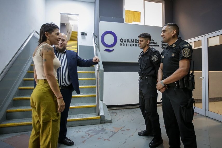 MAYRA CON LAS NUEVAS AUTORIDADES DE LA ESTACIÓN DE POLICÍA QUILMES