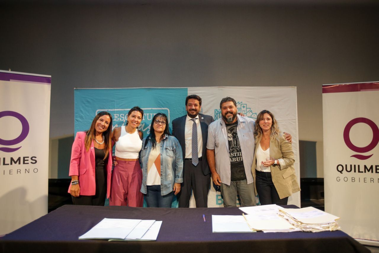  MAYRA JUNTO AL MINISTRO MENA EN EL ACTO DE FIRMA DE ESCRITURAS