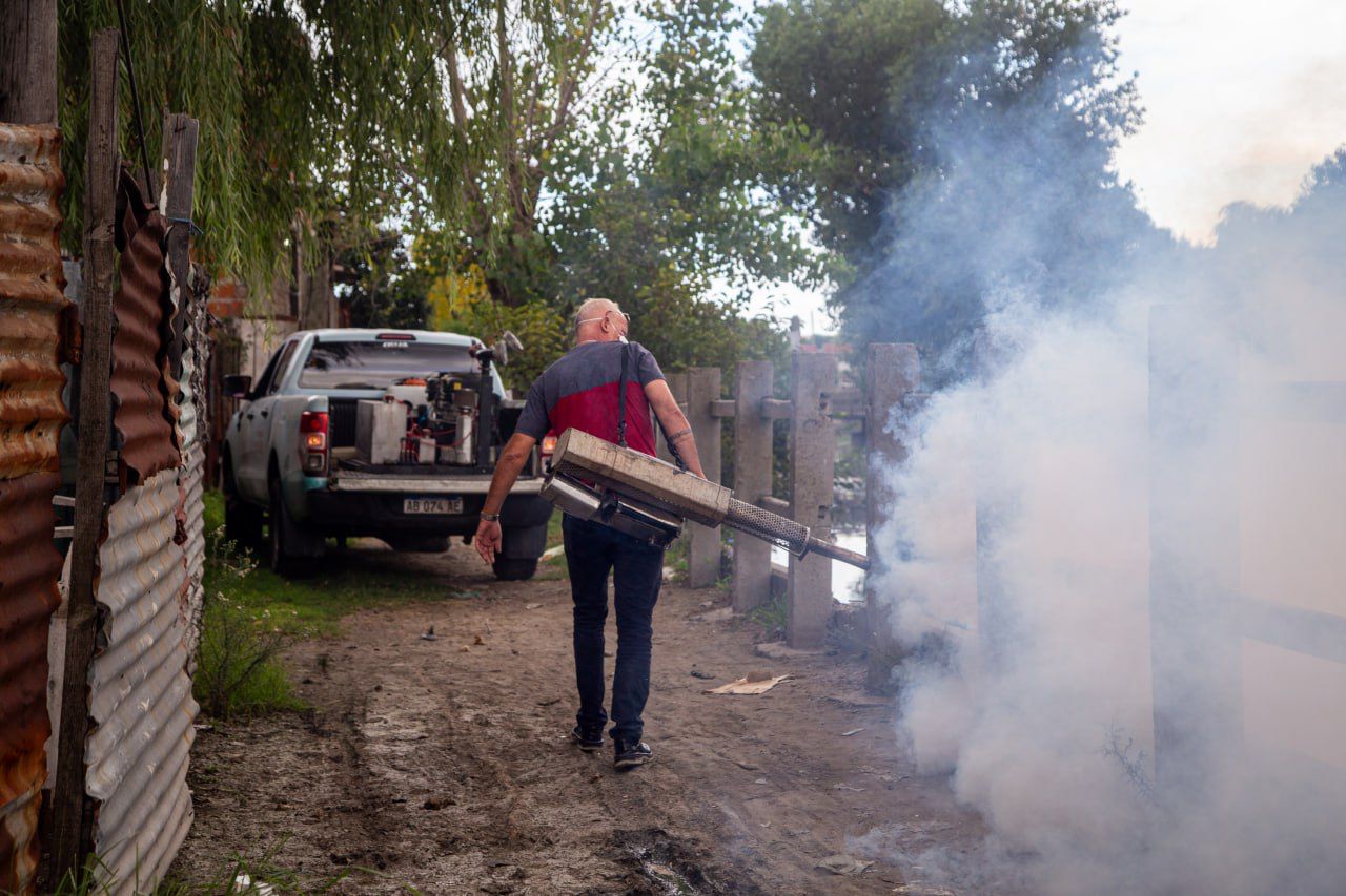  EL MUNICIPIO REALIZA OPERATIVOS DE FUMIGACIÓN EN TODO EL DISTRITO