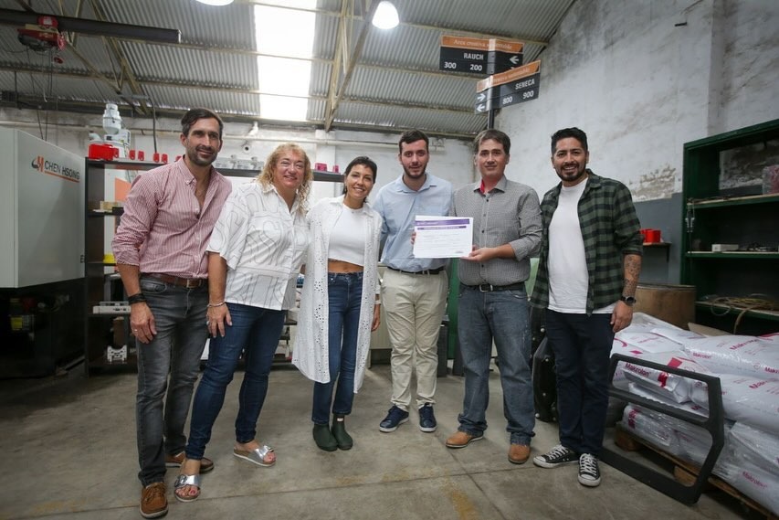 MAYRA LE ENTREGÓ EL CERTIFICADO DE APTITUD AMBIENTAL