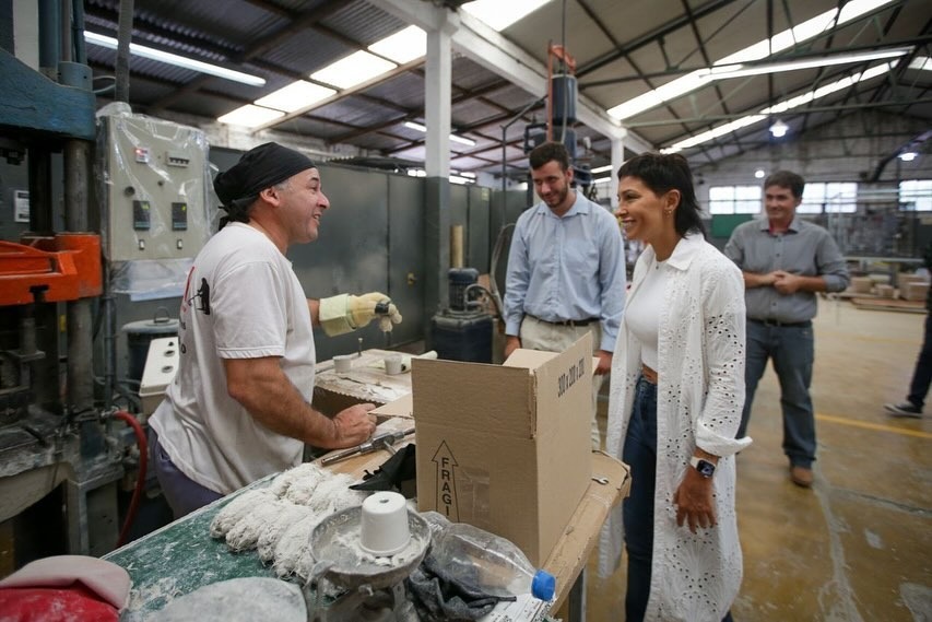 MAYRA LE ENTREGÓ EL CERTIFICADO DE APTITUD AMBIENTAL
