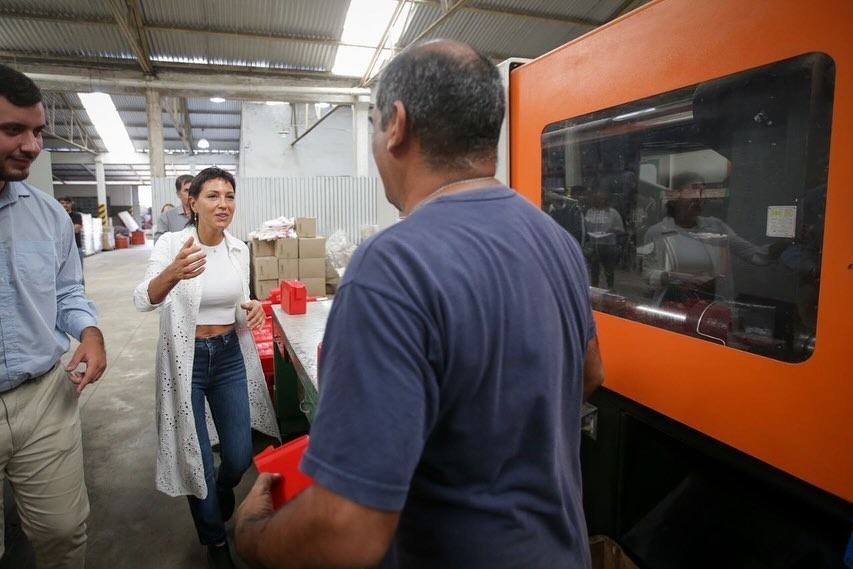 MAYRA LE ENTREGÓ EL CERTIFICADO DE APTITUD AMBIENTAL