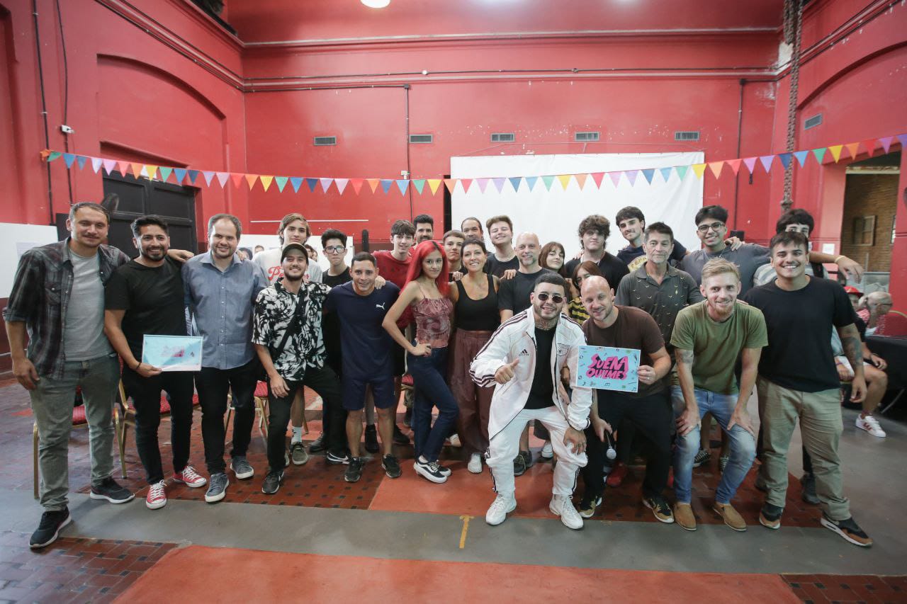 MAYRA JUNTO A ARTISTAS DEL PROGRAMA QUILMES SUENA