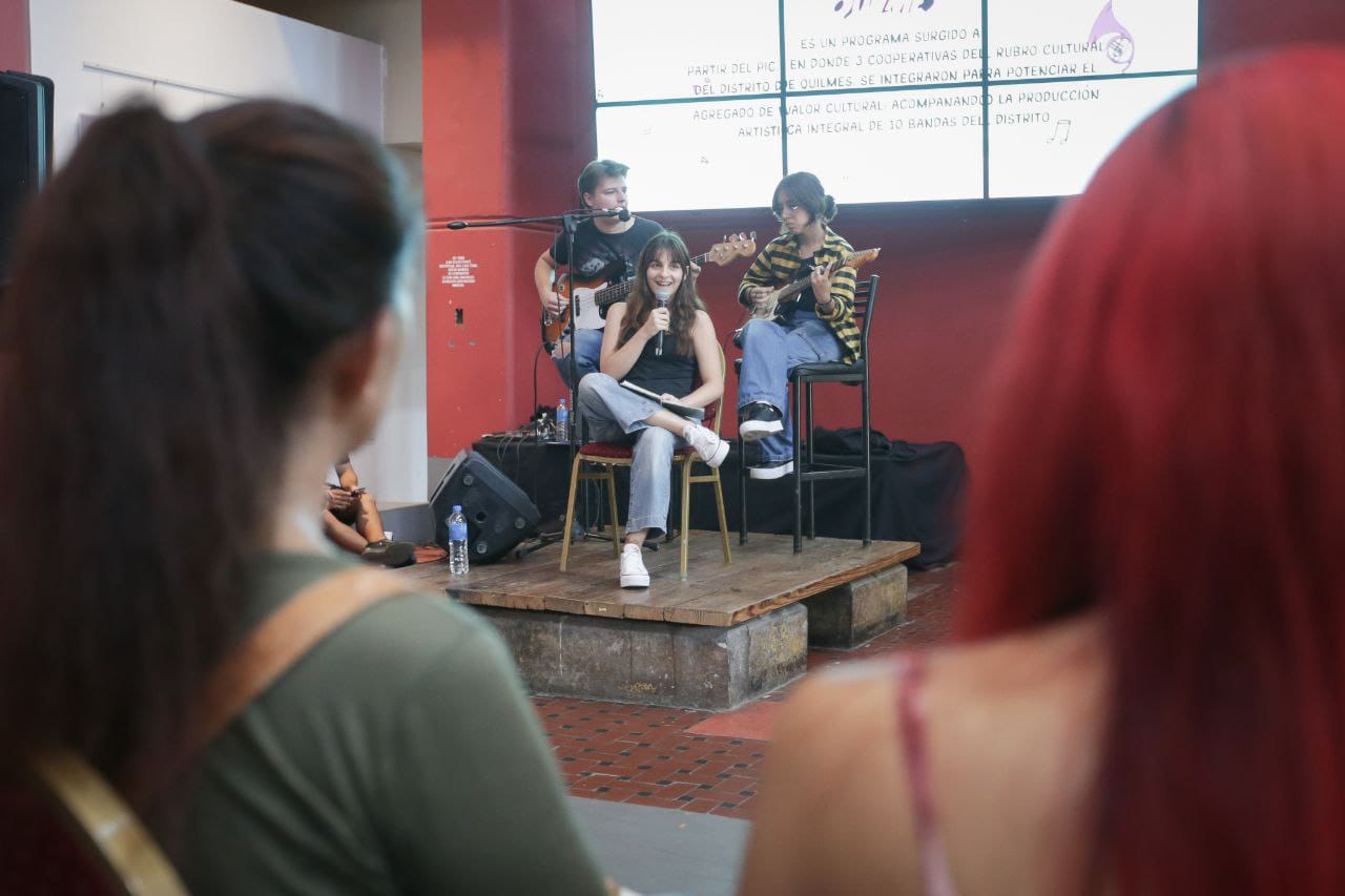 MAYRA JUNTO A ARTISTAS DEL PROGRAMA QUILMES SUENA