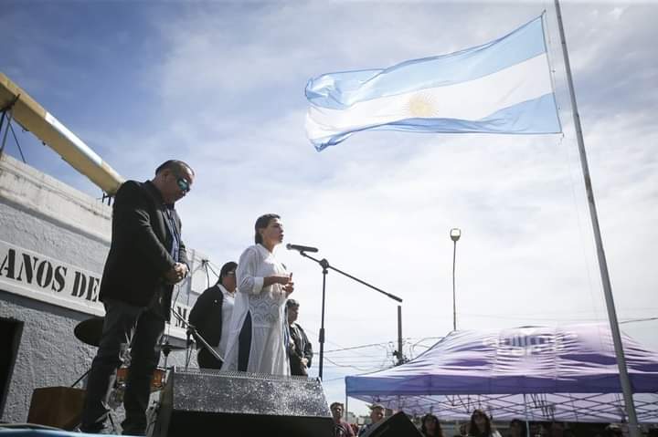 MAYRA EN EL ACTO DEL DÍA DE VETERANO Y LOS CAÍDOS EN LA GUERRA DE MALVINAS