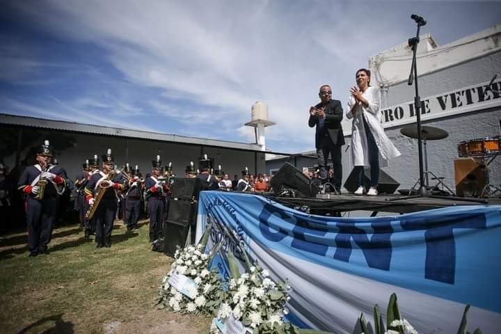 MAYRA EN EL ACTO DEL DÍA DE VETERANO Y LOS CAÍDOS EN LA GUERRA DE MALVINAS