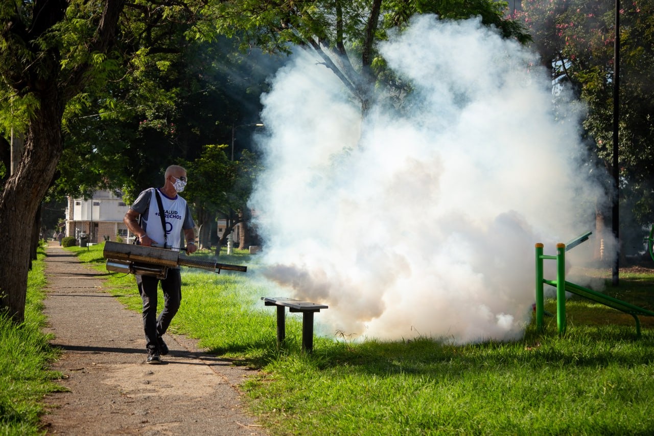 EL MUNICIPIO CONTINÚA CON LOS OPERATIVOS DE FUMIGACIÓN EN TODO EL DISTRITO