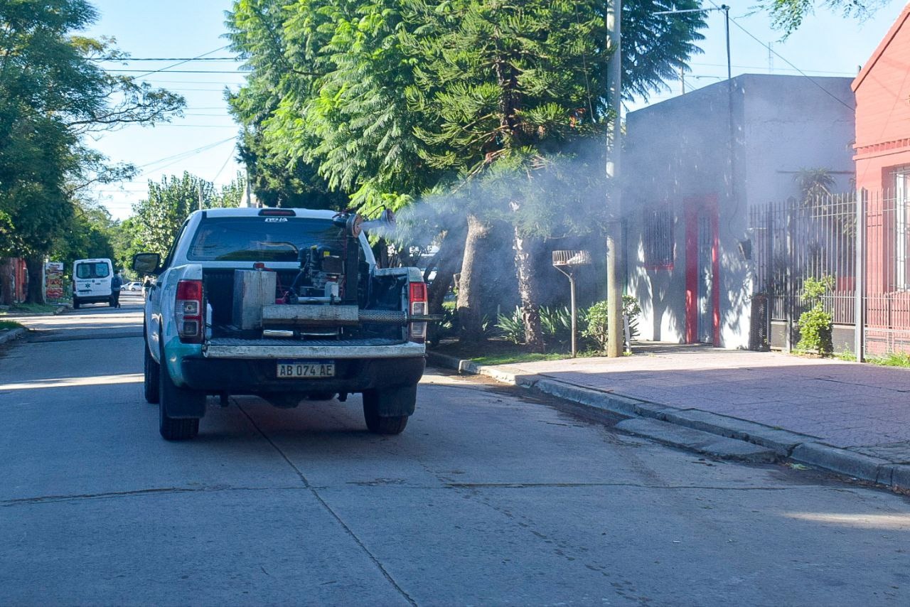 EL MUNICIPIO CONTINÚA CON LOS OPERATIVOS DE FUMIGACIÓN EN TODO EL DISTRITO