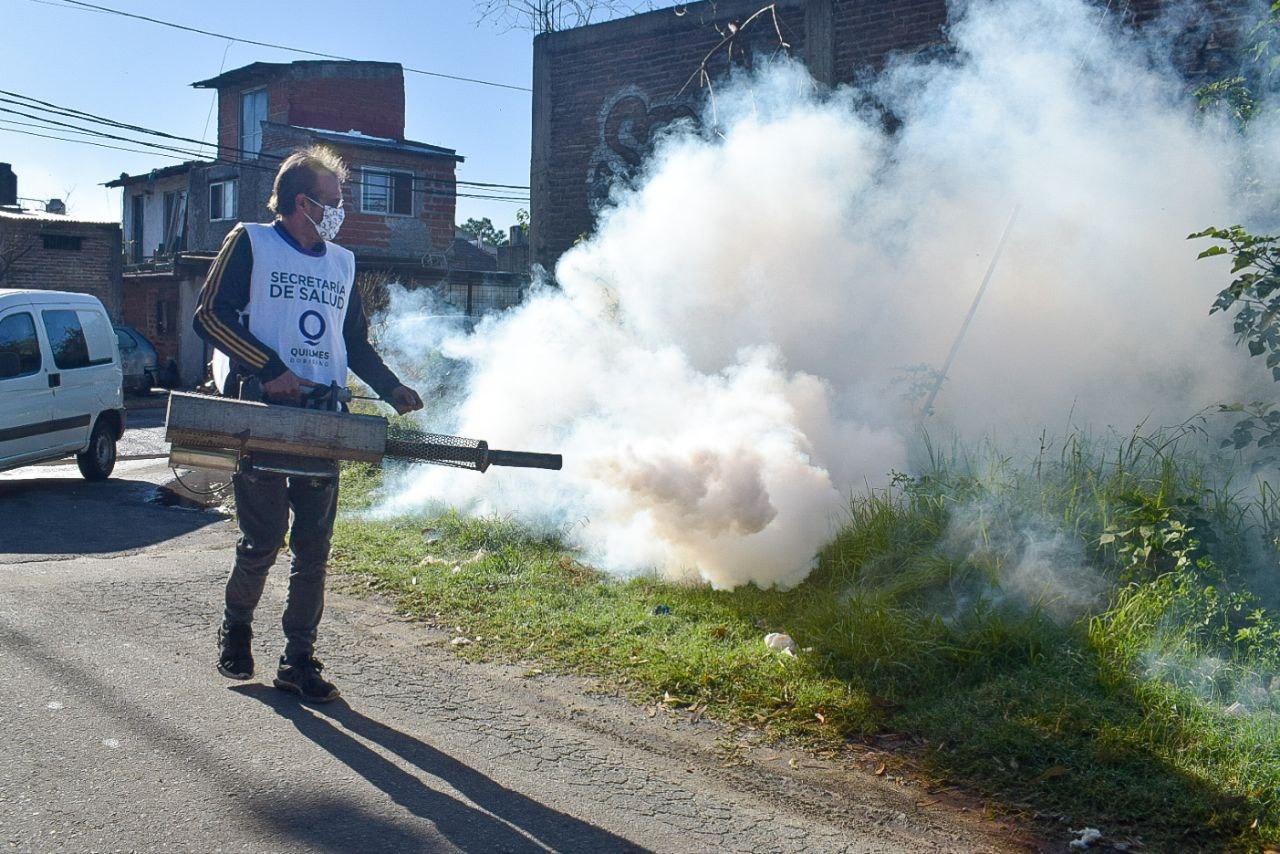 EL MUNICIPIO CONTINÚA CON LOS OPERATIVOS DE FUMIGACIÓN EN TODO EL DISTRITO
