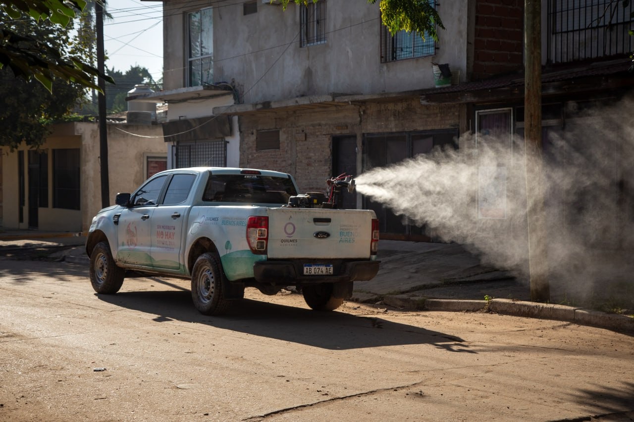 EL MUNICIPIO CONTINÚA CON LOS OPERATIVOS DE FUMIGACIÓN EN TODO EL DISTRITO