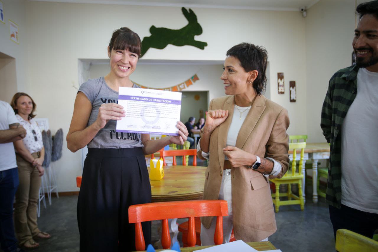 MAYRA ENTREGÓ CERTIFICADOS DE HABILITACIÓN COMERCIAL A LOCALES QUILMEÑOS