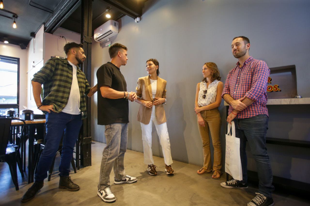 MAYRA ENTREGÓ CERTIFICADOS DE HABILITACIÓN COMERCIAL A LOCALES QUILMEÑOS