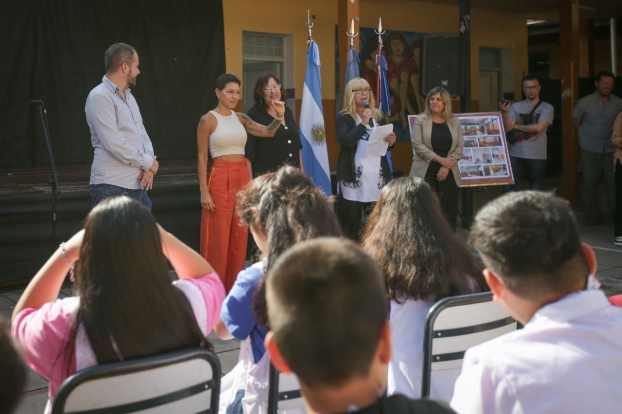 MAYRA INAUGURÓ AULAS Y ENTREGÓ NUEVOS INSTRUMENTOS EN LA ESCUELA PRIMARIA 9