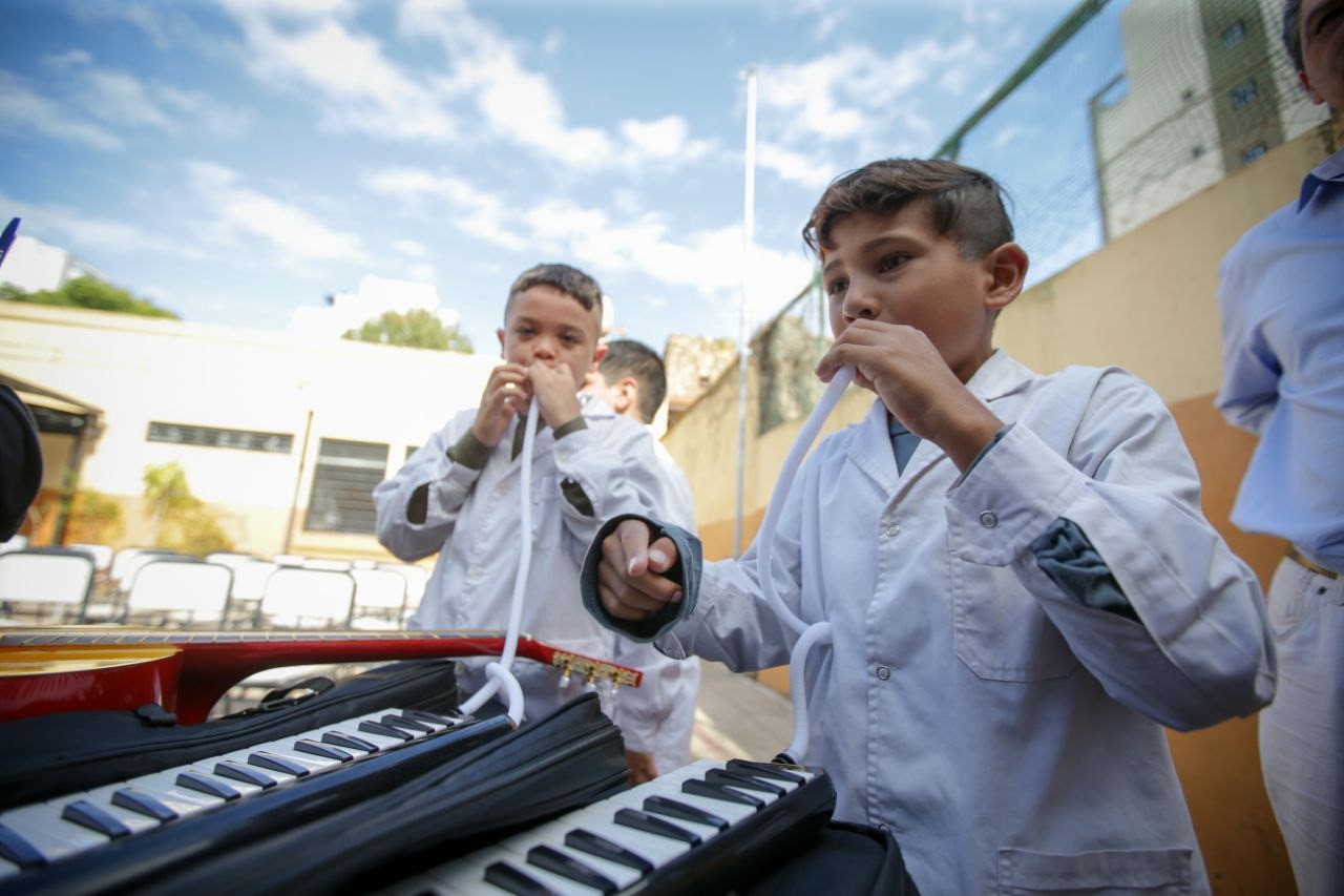 MAYRA INAUGURÓ AULAS Y ENTREGÓ NUEVOS INSTRUMENTOS EN LA ESCUELA PRIMARIA 9