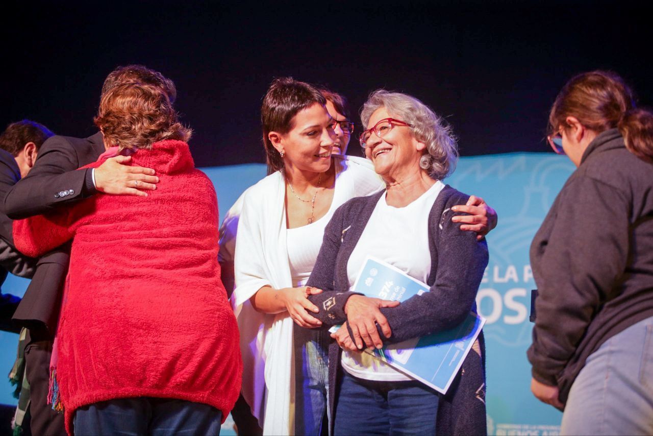 MAYRA Y AXEL KICILLOF ENTREGARON ESCRITURAS A MÁS DE 480 FAMILIAS QUILMEÑAS