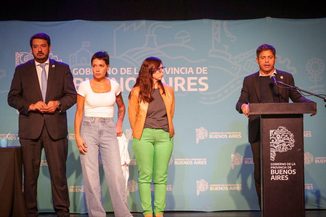 MAYRA Y AXEL KICILLOF ENTREGARON ESCRITURAS A MÁS DE 480 FAMILIAS QUILMEÑAS