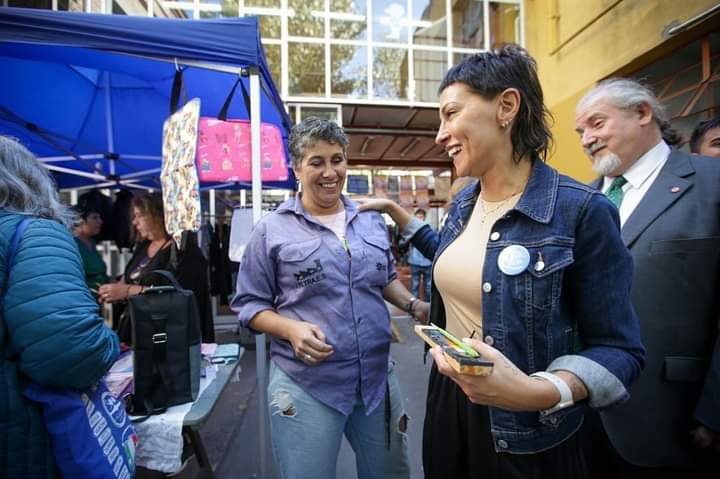 MAYRA EN LA FERIA DE LA ECONOMÍA POPULAR, SOCIAL Y SOLIDARIA EN LA UNQ