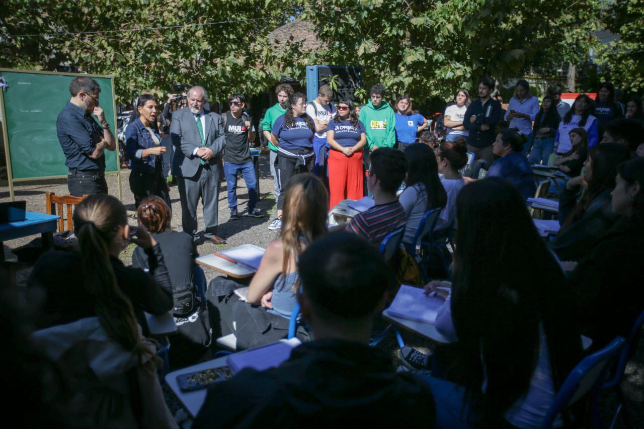 MAYRA EN LA FERIA DE LA ECONOMÍA POPULAR, SOCIAL Y SOLIDARIA EN LA UNQ