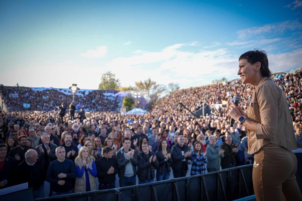 CRISTINA KIRCHNER Y MAYRA MENDOZA EN EL MICROESTADIO NÉSTOR KIRCHNER