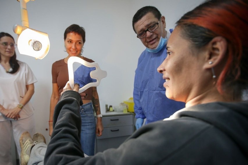 MAYRA ENTREGÓ NUEVAS PRÓTESIS DENTALES A VECINOS  DE LA RIBERA