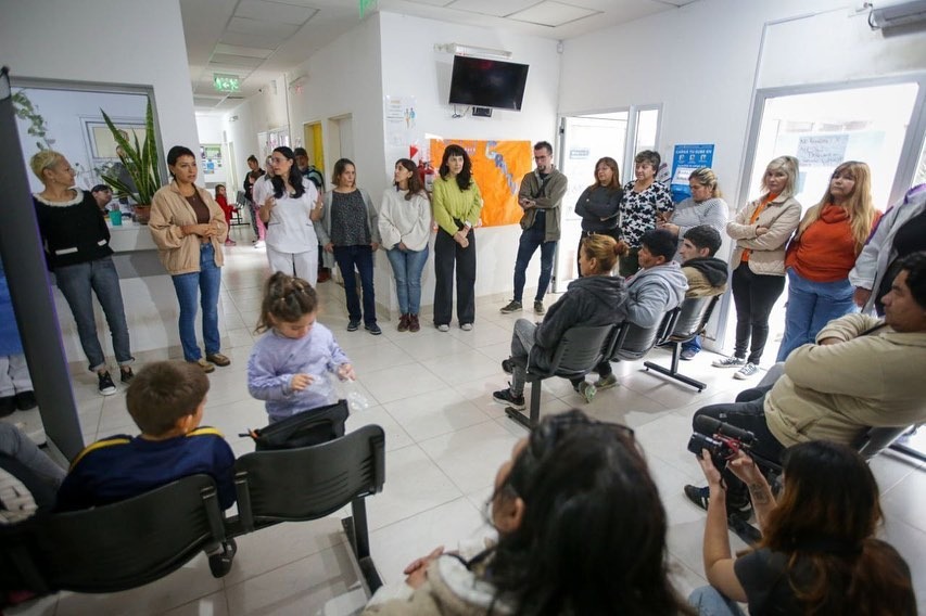 MAYRA ENTREGÓ NUEVAS PRÓTESIS DENTALES A VECINOS  DE LA RIBERA