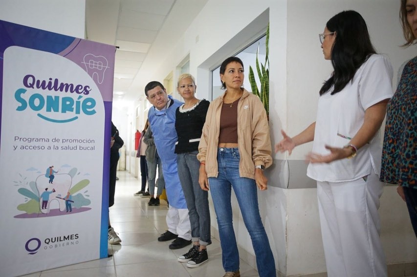 MAYRA ENTREGÓ NUEVAS PRÓTESIS DENTALES A VECINOS  DE LA RIBERA