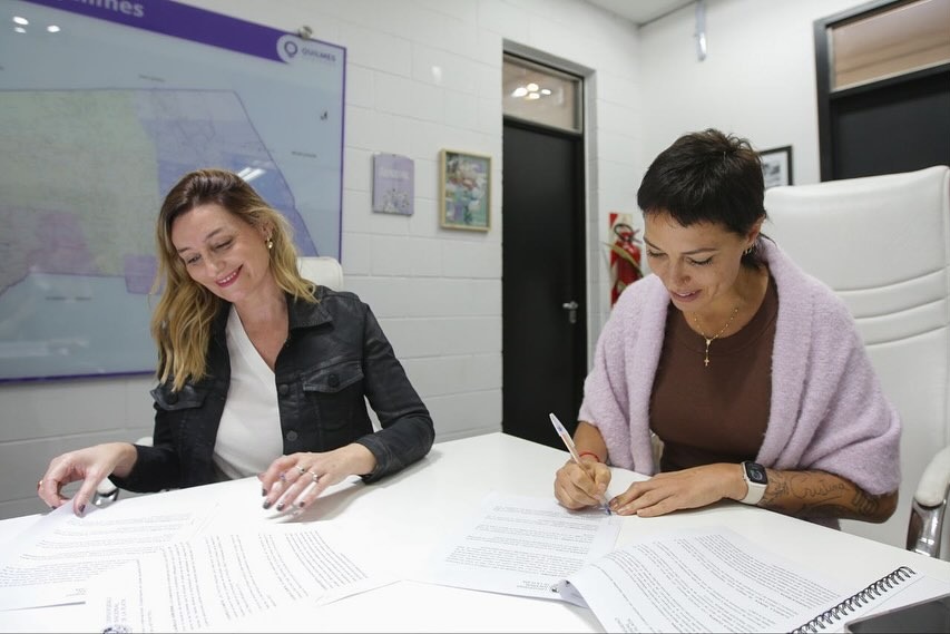    MAYRA FIRMÓ UN CONVENIO ENTRE EL MUNICIPIO DE QUILMES Y LA UNLP