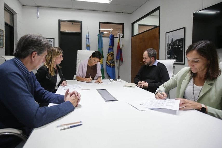    MAYRA FIRMÓ UN CONVENIO ENTRE EL MUNICIPIO DE QUILMES Y LA UNLP