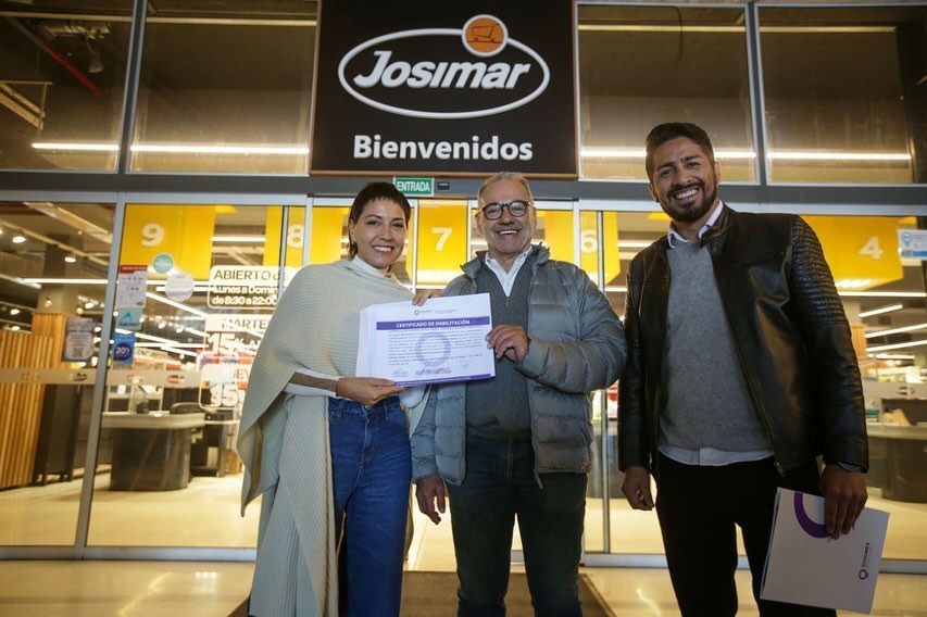 MAYRA LE ENTREGÓ LA HABILITACIÓN AL SUPERMERCADO JOSIMAR