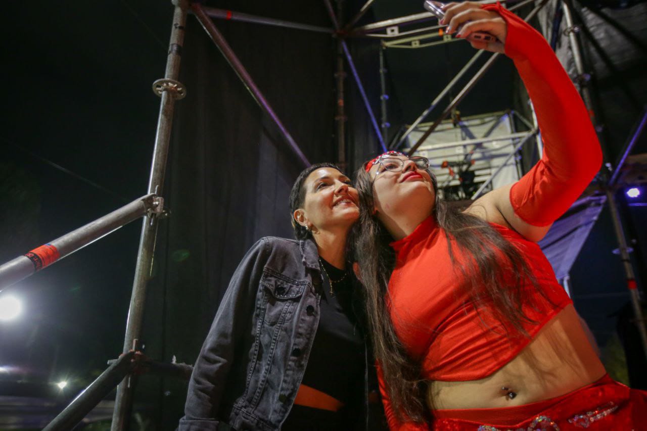 MAYRA ESTUVO PRESENTE EN LA FIESTA DE LAS COLECTIVIDADES EN QUILMES