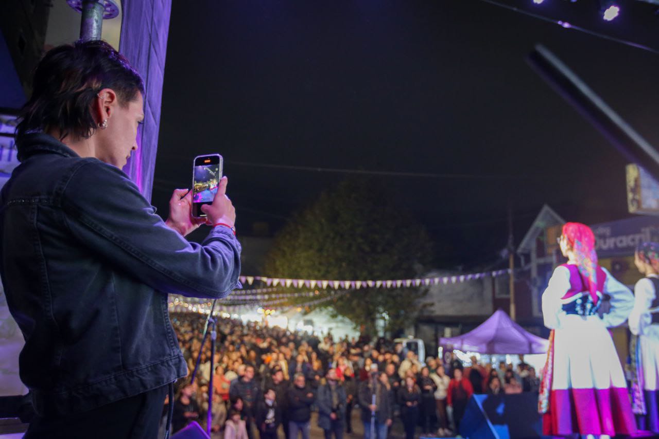 MAYRA ESTUVO PRESENTE EN LA FIESTA DE LAS COLECTIVIDADES EN QUILMES