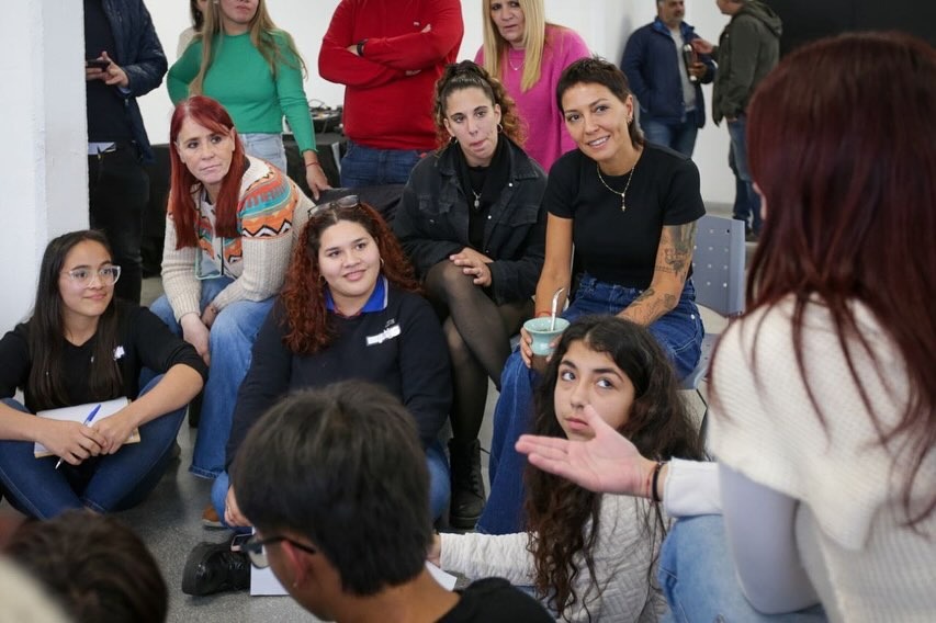 MAYRA  JUNTO A ALUMNAS Y ALUMNOS EN UN ENCUENTRO DE CENTROS DE ESTUDIANTES