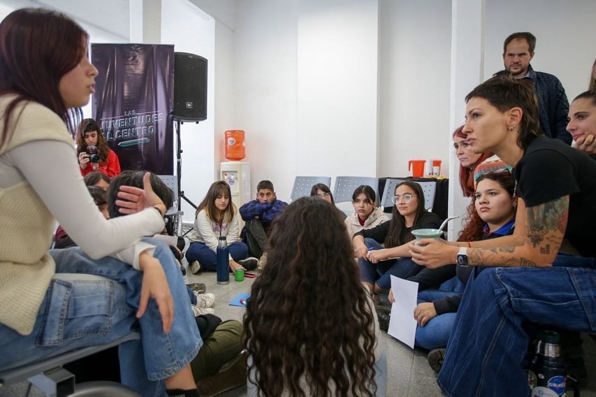 MAYRA  JUNTO A ALUMNAS Y ALUMNOS EN UN ENCUENTRO DE CENTROS DE ESTUDIANTES