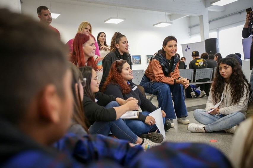 MAYRA  JUNTO A ALUMNAS Y ALUMNOS EN UN ENCUENTRO DE CENTROS DE ESTUDIANTES