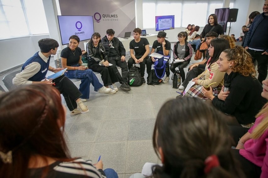 MAYRA  JUNTO A ALUMNAS Y ALUMNOS EN UN ENCUENTRO DE CENTROS DE ESTUDIANTES
