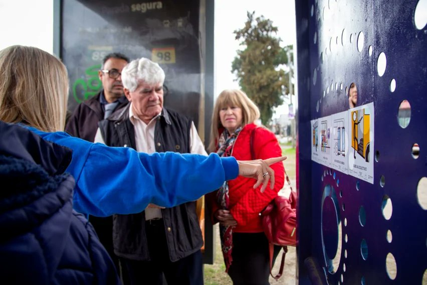 LA COMUNA INSTALÓ UNA PARADA DE COLECTIVOS CON SEÑALES PICTOGRÁFICAS 