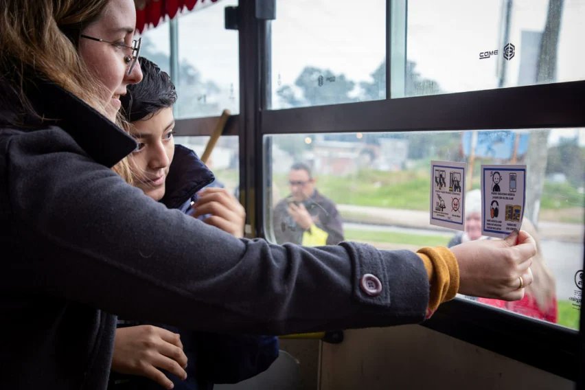 LA COMUNA INSTALÓ UNA PARADA DE COLECTIVOS CON SEÑALES PICTOGRÁFICAS 
