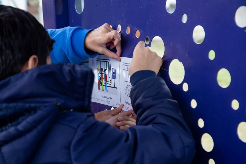 LA COMUNA INSTALÓ UNA PARADA DE COLECTIVOS CON SEÑALES PICTOGRÁFICAS 