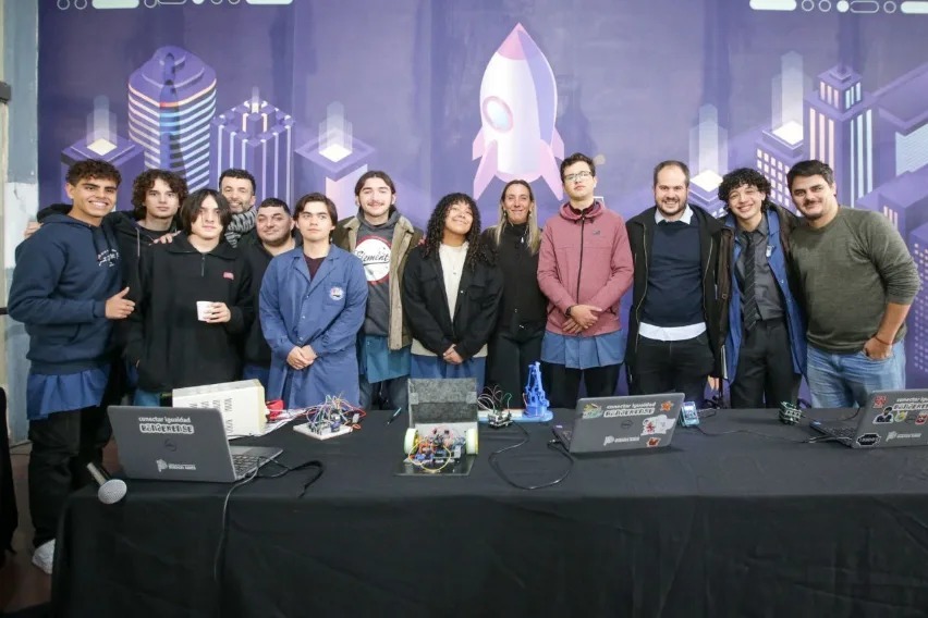 EL MUNICIPIO ENTREGÓ KITS DE ROBÓTICA PARA ESCUELAS TÉCNICAS DEL DISTRITO