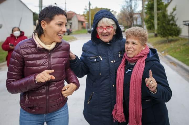 MAYRA INAUGURÓ MÁS ASFALTOS EN EZPELETA Y COMPARTIÓ UNA MATEADA CON VECINOS
