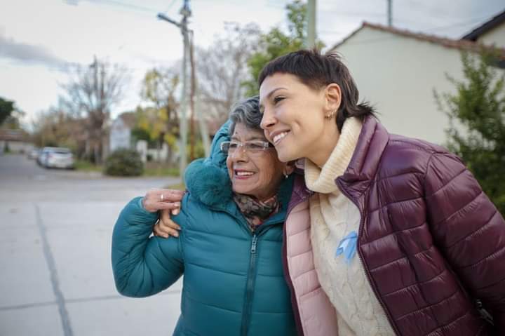 MAYRA INAUGURÓ MÁS ASFALTOS EN EZPELETA Y COMPARTIÓ UNA MATEADA CON VECINOS
