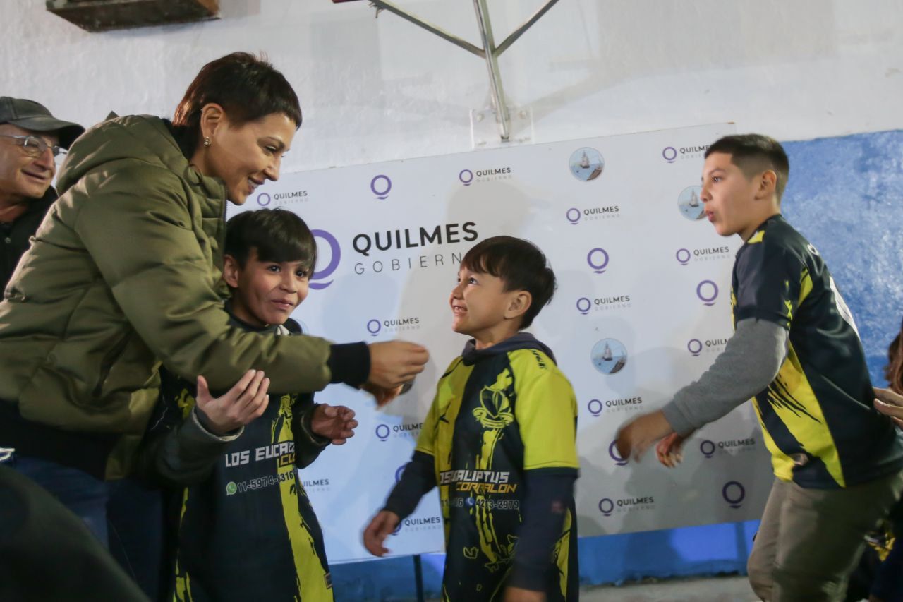 MAYRA ENTREGÓ KITS CON MATERIAL DEPORTIVO