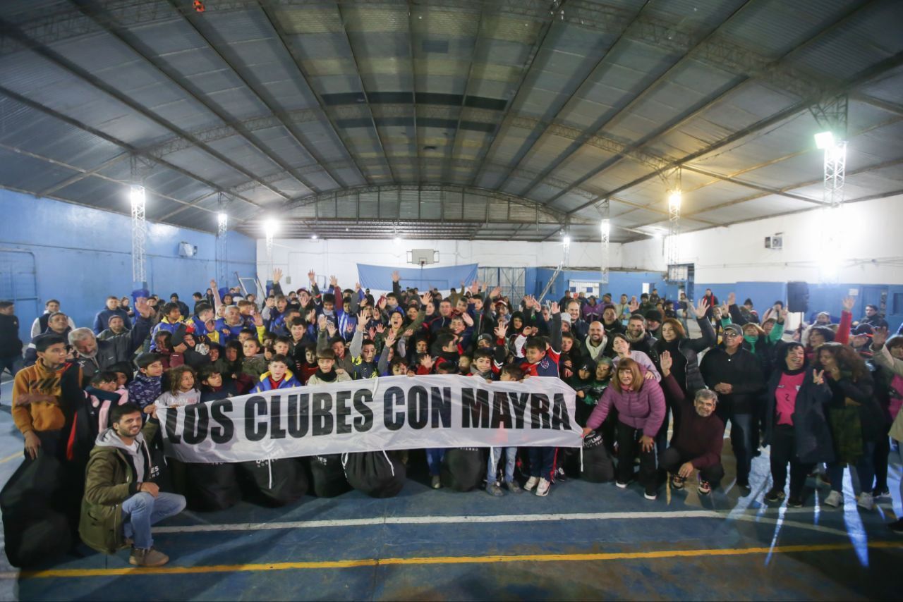 MAYRA ENTREGÓ KITS CON MATERIAL DEPORTIVO