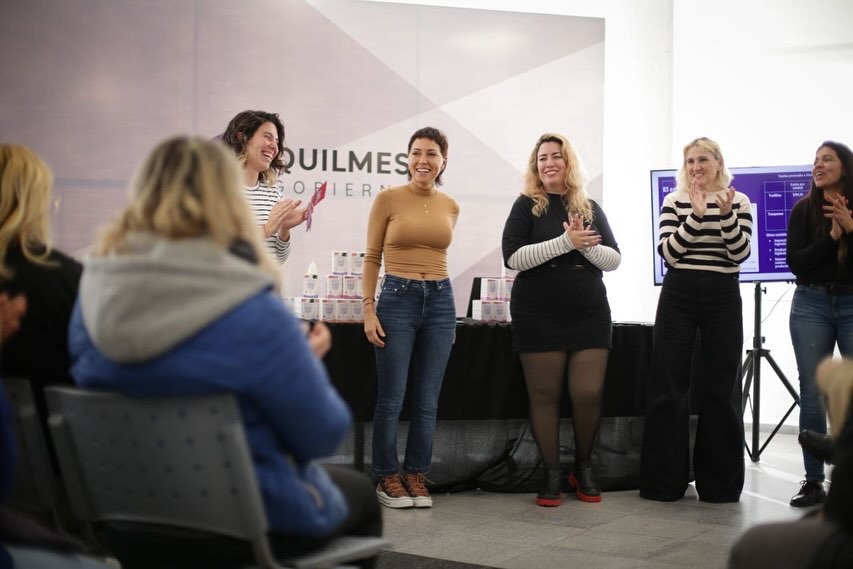 MAYRA RECIBIÓ 1.000 COPAS MENSTRUALES POR PARTE DEL GOBIERNO PROVINCIAL 
