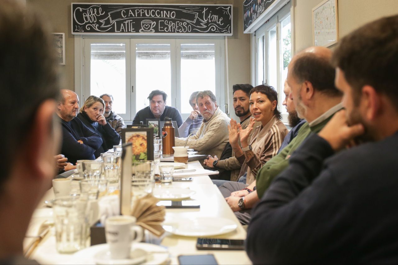 MAYRA JUNTO A COMERCIANTES ARTICULANDO ACCIONES TRAS LA CAÍDA DEL CONSUMO