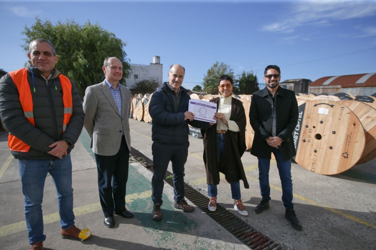 MAYRA LE ENTREGÓ EL CERTIFICADO DE HABILITACIÓN A LA EMPRESA CIMET OPTEL 